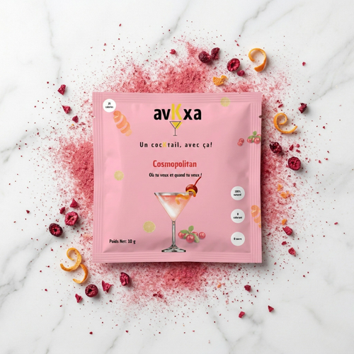 Sachet cocktail Manhattan avKxa — poudre cerise orange naturelle sans sucre, 25 calories, fabriqué en France, versé dans un verre old fashioned avec glaçons et cerise cocktail