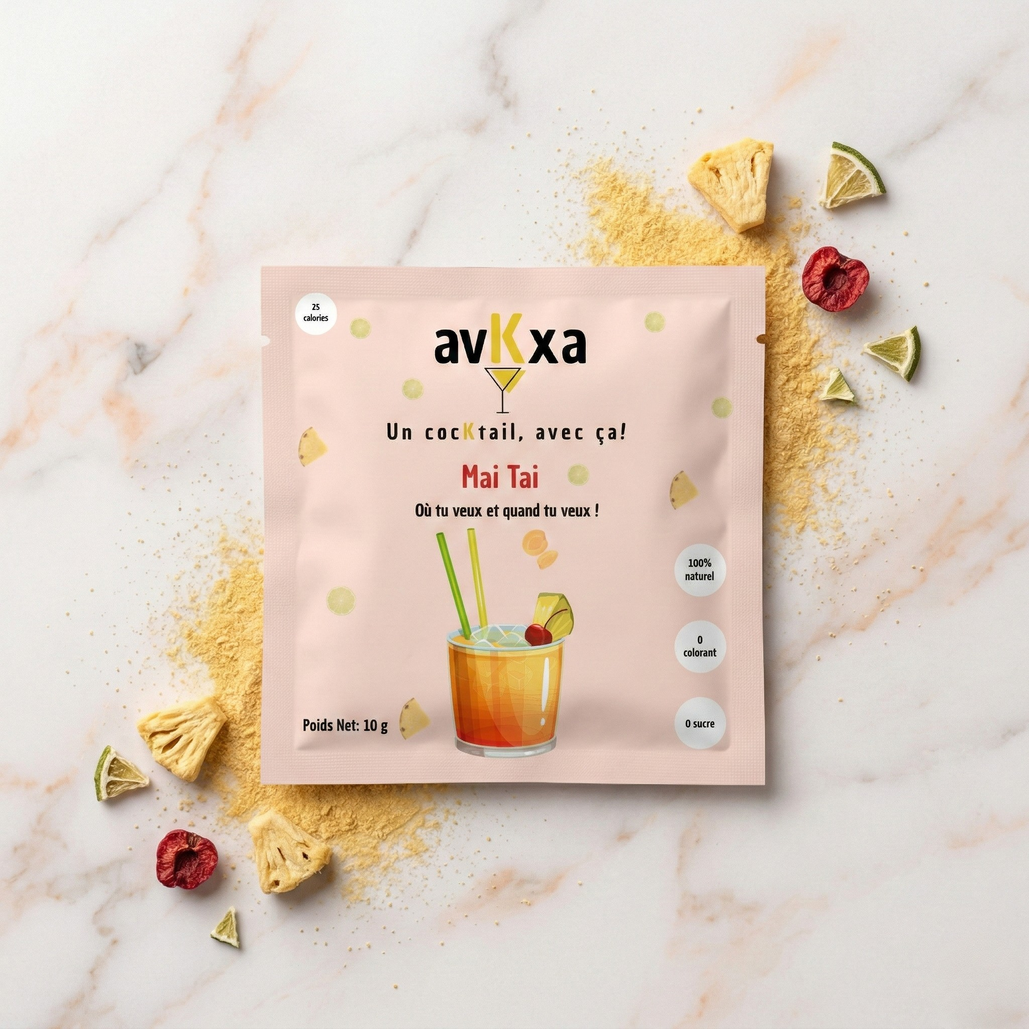 Sachet cocktail Mai Tai avKxa — poudre tropicale ananas cerise naturelle sans sucre, 25 calories, fabriqué en France, versé dans un tumbler avec ananas, cerise et glaçons