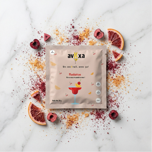 Sachet cocktail Manhattan avKxa — poudre cerise orange naturelle sans sucre, 25 calories, fabriqué en France, versé dans un verre old fashioned avec glaçons et cerise cocktail