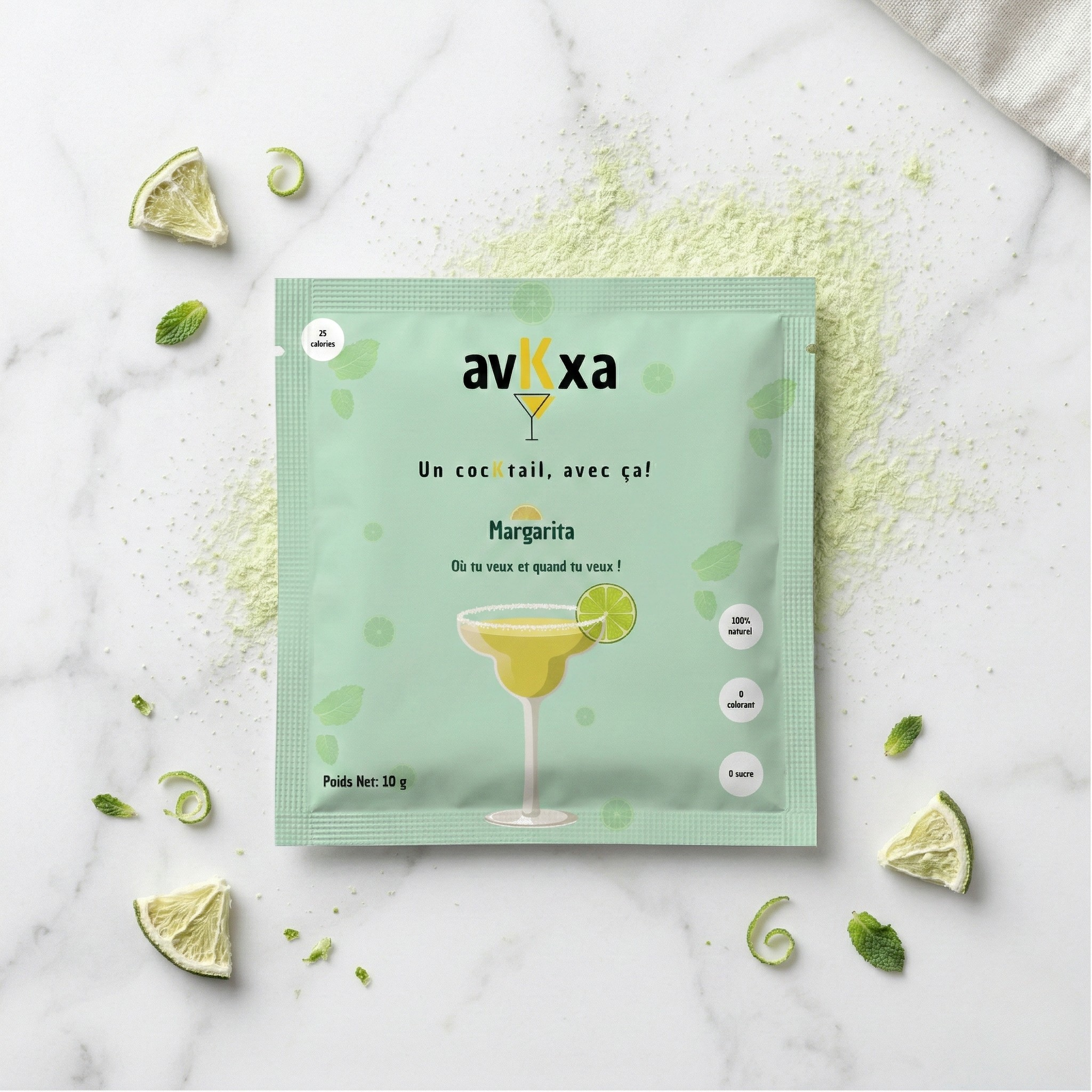 Sachet cocktail Margarita avKxa — poudre 100% naturelle sans sucre, 25 calories, fabriqué en France, versé dans un verre à margarita avec citron vert et glaçons